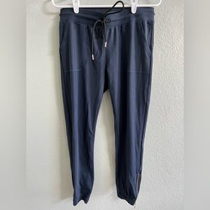 ZYIA Navy Peak Zipper Joggers (short) 24” size S